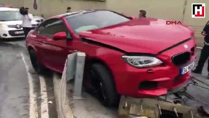 Lüks otomobil bariyerlere çarptı, asılı kaldı