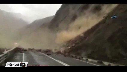 Heyelan anı böyle görüntülendi!