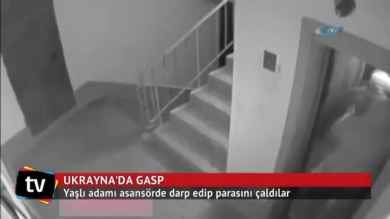 Yaşlı adamı asansörde gasp ettiler