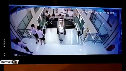 Yürüyen merdivende dehşet! Oğlunu kurtardı ama...
