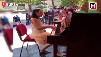 Köylü çocuklar hayatlarında ilk defa piyano resitali izledi