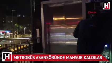 Metrobüs asansöründe 45 dakika mahsur kaldılar