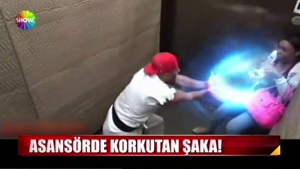 Asansörde korkutan şaka