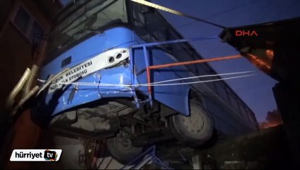 Otobüsün asılı kaldığı kaza güvenlik kamerasında
