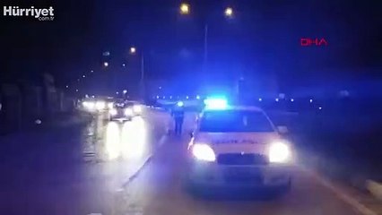 Bursa'da, kaza yapan otomobil bariyerlerde asılı kaldı