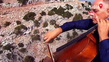 Gökyüzünde çelloyla 'Uzun ince bir yoldayım' türküsünü çaldı