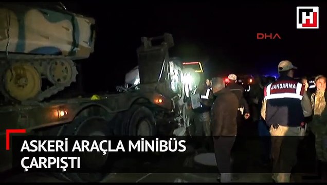 Hatay'ın Kırıkhan İlçesinde askeri araçla minibüs çarpıştı