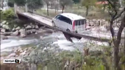 Rize'de otomobil asma köprüde asılı kaldı