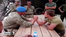 Türk ve Hollandalı askerlerin bilek güreşi