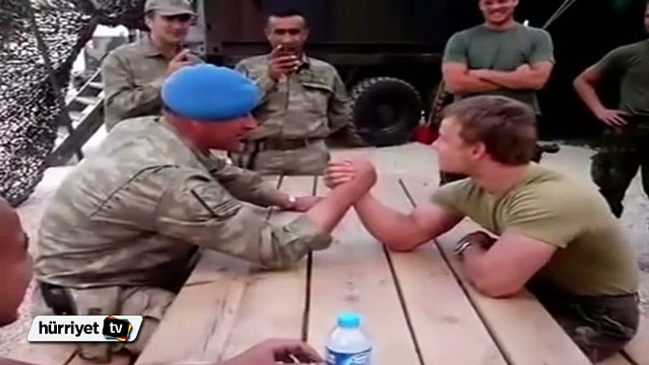 Türk ve Hollandalı askerlerin bilek güreşi
