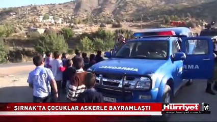ÇOCUKLAR ARACININ ÖNÜNE GEÇİP ASKERLERLE BAYRAMLAŞTI