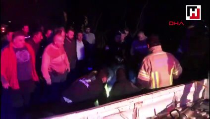 Kontrolden çıkan kamyonet askıda kaldı, 2 yaralı