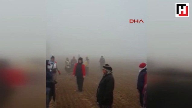 Tarlada çalışan kadınlardan Ata’ya saygı duruşu