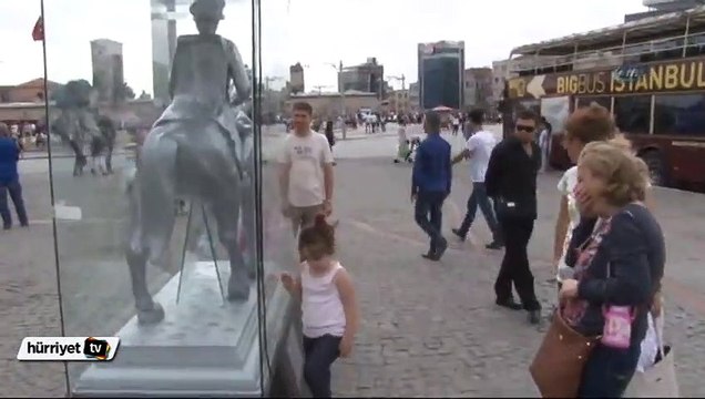 Taksim'deki Atatürk heykeline yoğun ilgi