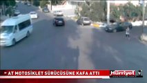 AT MOTOSİKLET SÜRÜCÜSÜNE KAFA ATTI