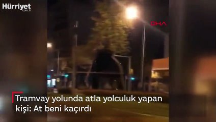 Tramvay yolunda atla yolculuk yapan kişi: At beni kaçırdı