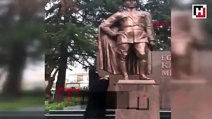 Atatürk Anıtı'na baltayla saldıran kadın aranıyor