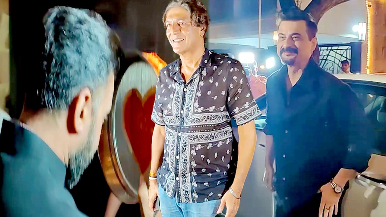 शिल्पा शेट्टी के नाम की छलनी से मुँह छिपाकर करव...