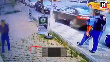 Kadına önce omuz sonra yumruk attı