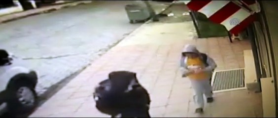 ATM önünde buldular, bankanın kapısının altından attılar