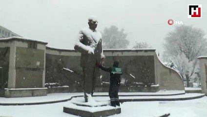 Kayseri’de belediye işçisi Ata’yı kar altında bırakmadı