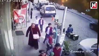 Türk Bayrağı'nı öpmeden okula gitmiyor!