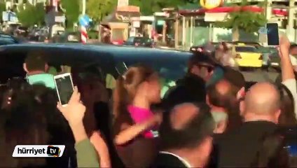 Burak Özçivit’e Atina’da sevgi seli