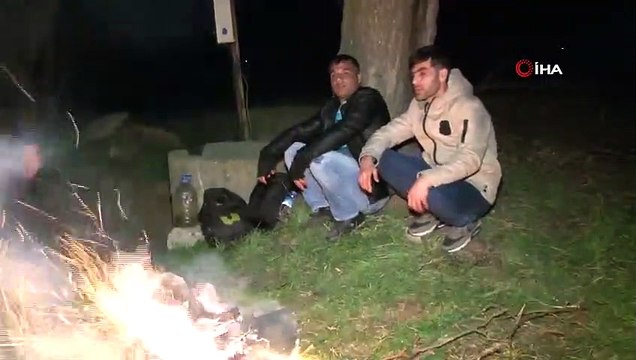Mülteciler geceyi ateş yakarak geçiriyorlar