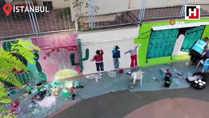 Kadın muhtar 50 ressamla caddenin duvarlarını tuvale çevirdi