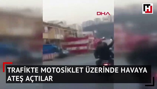 Trafikte motosikletten havaya ateş açtılar