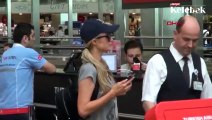 Paris Hilton bagaj işlemleri uzayınca yere oturup dinlendi