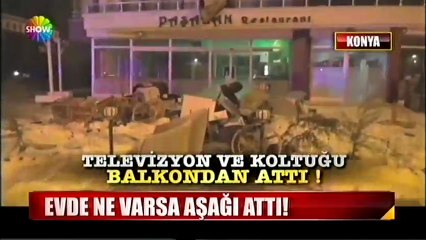 Evi terk eden karısına sinirlenip tüm eşyaları sokağa attı