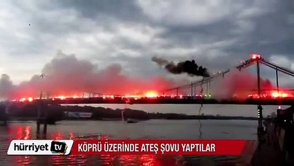 Kiev'de Pedestrian Köprüsü üzerinde ateş şov