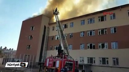 Siirt'te boş hastaneyi ateşe verdiler
