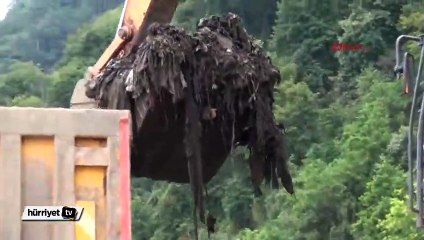 Hopa'da çamur, balçık ve sel atıkları Karadeniz'e dökülüyor!