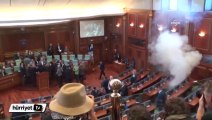 Kosova Meclisi'ne yine göz yaşartıcı gaz atıldı