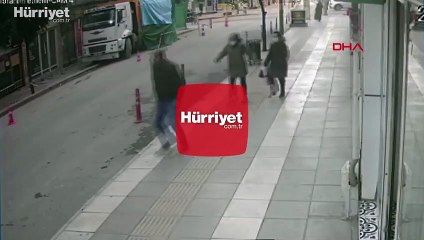 Elazığ'daki depremde kendisini aşağı atan şahıs kamerada