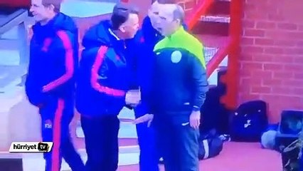 Manchester United teknik direktörü Van Gaal kendini yere attı