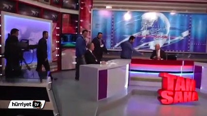 Taraftar canlı yayınlanan programa girip slogan attı