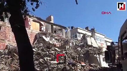 Duvarsız yaşadıkları yan bina yıkılınca ortaya çıktı