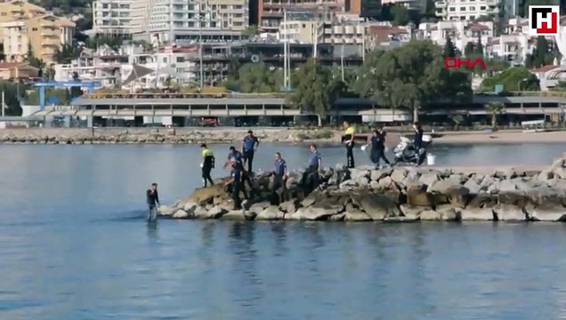 Cam parçası ile kendine zarar veren genci denize atlayan polisler etkisiz hale getirdi