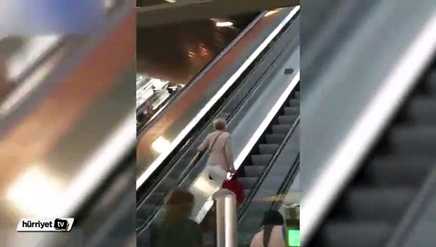 Yürüyen merdiveni ters yönde çıkmakta ısrar eden kadın