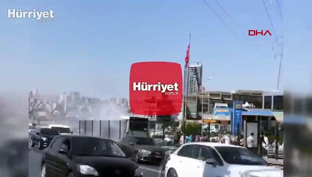 Avcılar'da metrobüsten duman yükseldi, yolcular tahliye edildi