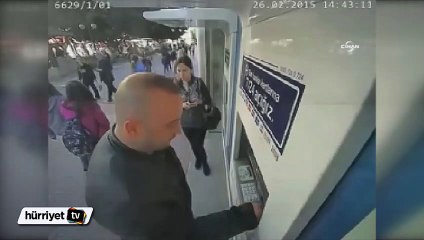 ATM'de unutulan parayı böyle çaldı