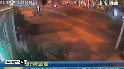 Çin'de para çeken adama gasp kamerada