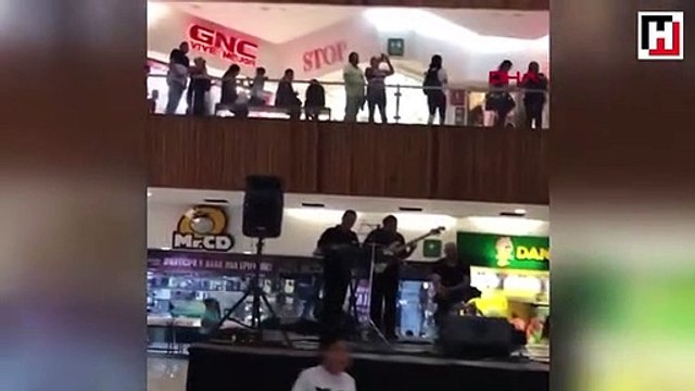 AVM'yi su bastı, müzisyenler Titanik filminin müziğini çaldı