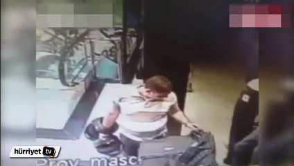 Küçük çocuk yürüyen merdivene kapıldı