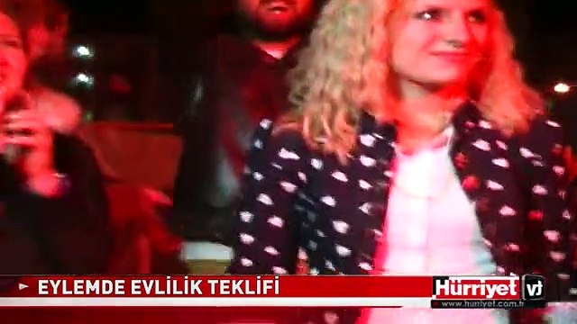 EYLEM ÇADIRINDA PANKARTLI MEŞALELİ EVLİLİK TEKLİFİ! TAKSİM GEZİ PARKI OLAYLARI
