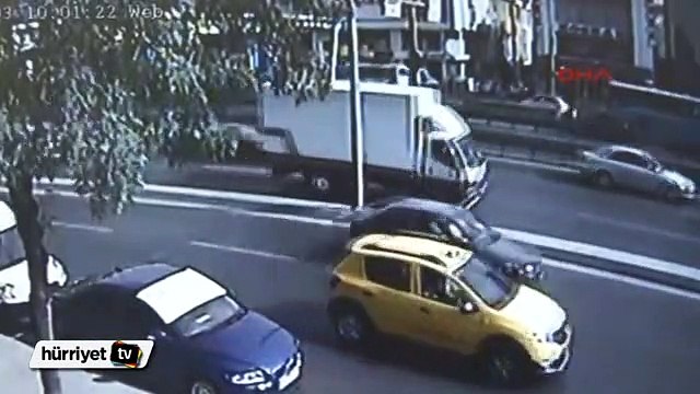 Avcılar'da tankerin üst geçiti yıkma anı