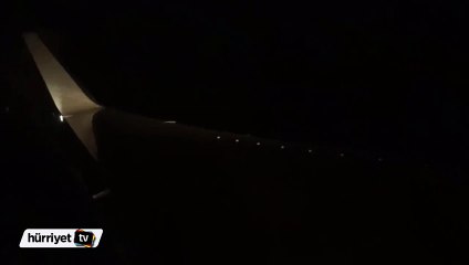 Uçağın kanadına yıldırım düştü